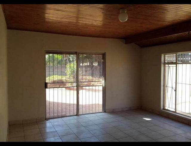 6 BEDROOM HOUSE FOR SALE IN SOPHIATOWN